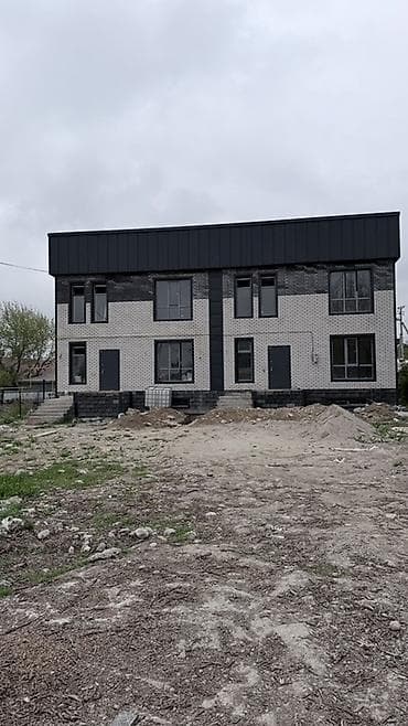 Таунхаус (двухсекционный дом) современного типа. Находится на второй