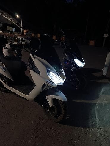 скутер н макси: Максискутер белого цвета с агрессивным дизайном Основные особенности — 4