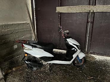 мото кийим: Скутер/мопед городского типа, белый цвет, компактный и манёвренный — 2