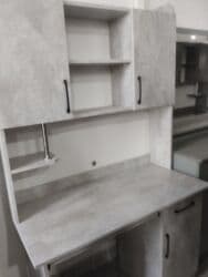 угловые компьютерные столы для дома: Компьютерный стол, С полками — 11