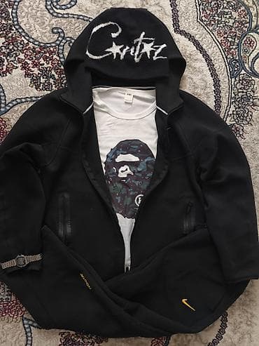 с красная куртка капюшоном: Сет 2200 💵 Касио шапка футболка и комплект от нокты 😍 — 1