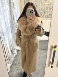 национальный костюм на прокат: Элегантное женское пальто-халат цвета беж (верблюжий оттенок) с пышным — 2