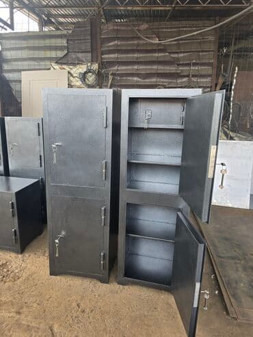 небольшой сейф: Сейф металические двух дверный1.5х50х38см — 2