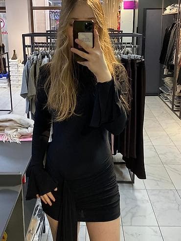 Черное мини‑платье с длинными рукавами и высоким горлом. Приталенный