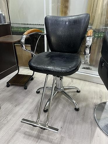 Парикмахерское кресло с гидравлическим подъемом. - Обивка: черная