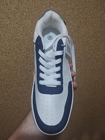 Кроссовки мужские, низкие, шнуровка. - Цвет: белый с тёмно‑синими