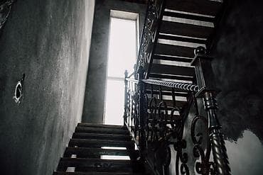 Үйлөрдү сатуу: 📍Биримдик куттан🏠эки кабаттуу кызыл кирпичтен үй сатылат. Үй эки — 7