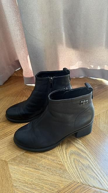 Өтүктөр: Женские кожаные ботинки-ботильоны, черные, классический дизайн. - — 1