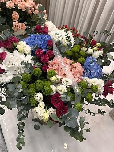 Майрамдык товарлар: Авторская цветочная композиция в шляпной коробке. Состав: - гортензия — 1