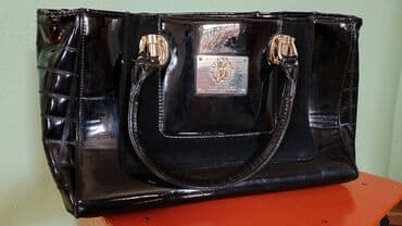 100 сом. Сумка б/у, в хорошем состоянии. Не работает наружный замок