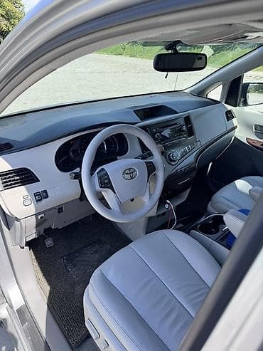 Toyota Sienna: 2011 г., 3.5 л, Автомат, Минивэн — 3