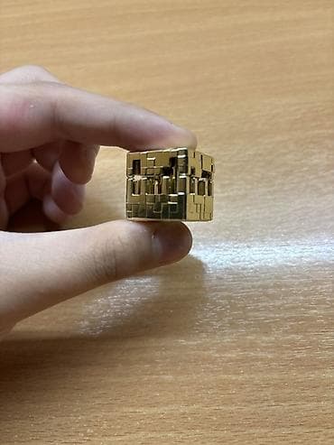 Игрушка из Kinder Joy x Minecraft — золотой мини‑пазл «Золотой Блок»
