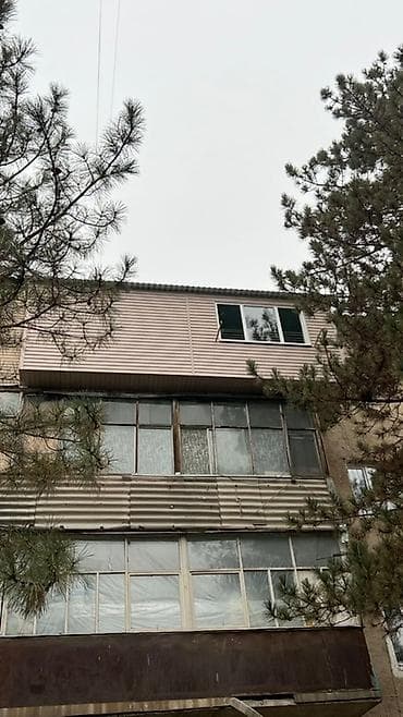 холодный стол: Продам просторную утеплённую лоджию с комнатой-прихожей (верхний этаж — 1