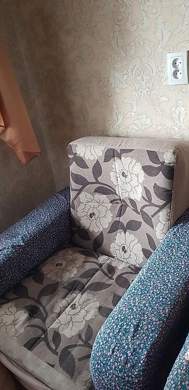 Кресла: Продаю кресло . В нормальном состоянии не скрипит. просто материал — 4