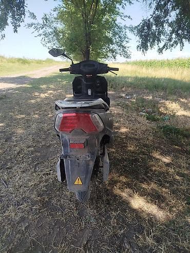 водный скутер: Скутер городского типа, черный, с агрессивным дизайном передней оптики — 6