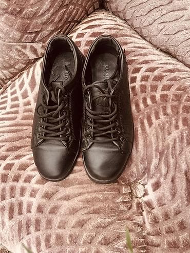 Коллекция обуви (4 пары) 1) Черные кожаные кеды - Лаконичный дизайн с