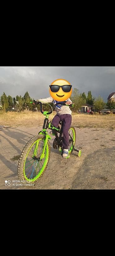 Детский транспорт: Детский велосипед с боковыми тренировочными колесами. - Размер колес — 3