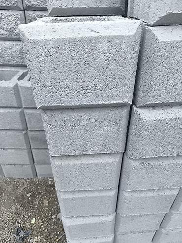 Бетонные пустотелые блоки (шлакоблоки) серого цвета. - Тип: стеновые