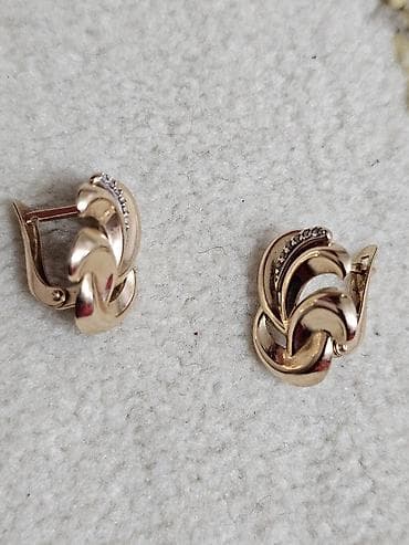 Сөйкөлөр: Золотые серьги-клипсы с узором из переплетающихся звеньев и дорожкой — 2