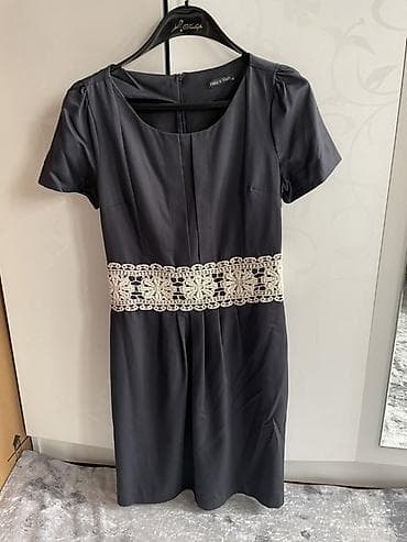 женские платя: Платье женское, серого цвета с короткими рукавами и круглым вырезом — 1