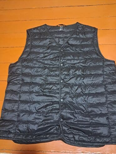 продаю в связи с переездом: Продаю жилет Uniqlo Ultra Light Down - Цвет: черный - Размер: XL - — 1