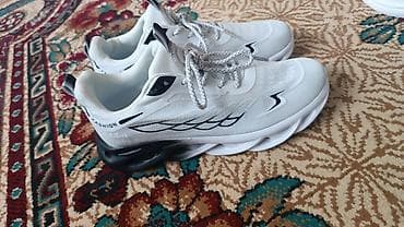 продаю бутсы: Кроссовки белые с контрастной, устойчивой подошвой! - Легкий — 5