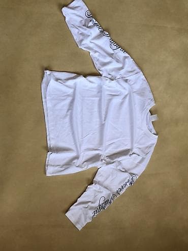 футболка с рукавом: Лонгслив белый с принтами на рукавах - Крой: классический, круглая — 4