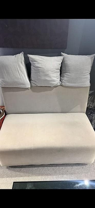 small table: Компактный двухместный диван без подлокотников. - Прямое высокое — 2