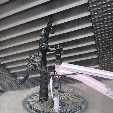 Горный велосипед с амортизационной вилкой и прямым рулём. Особенности