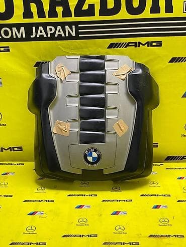 Крышка двигателя BMW, выполненная в сером и черном цветах