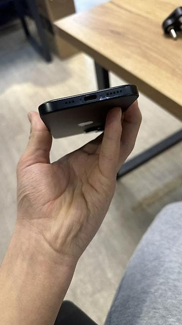 новый айфон 15: IPhone 15, Midnight, Зарядное устройство — 3