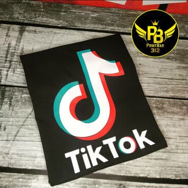 надпись на футболке: Футболки Likee TikTok на заказ, сроки изготовления от 20 минут! Цены — 6