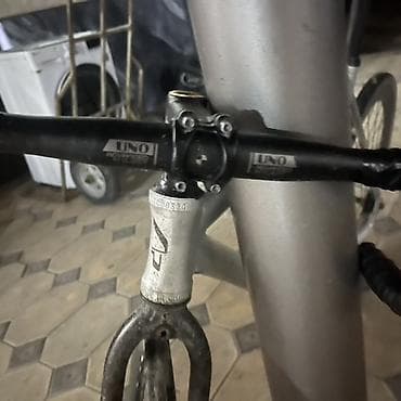 fixe gear: Велосипед с фиксированной передачей, выполненный в серебристом цвете — 3