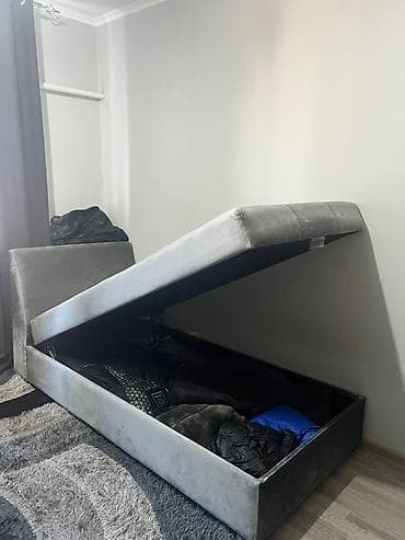 small table: Продается кровать с нижними ящиками. Цена 10000 сомов Размер 180х90 — 3