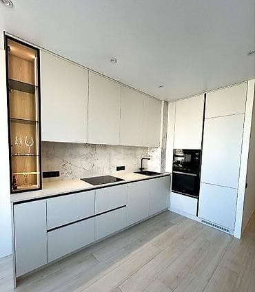 шкаф в раздевалку: Кухни на заказ современного дизайна - Планировки: прямая, Г‑образная — 3