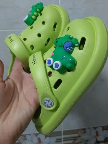 испанская детская обувь: Пара салатовых детских сабо с ремешком "Happy" и украшениями в виде — 2