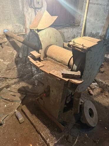 Стационарный заточной станок промышленного типа. Оснащен защитными