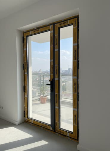 римские шторы бишкек: Двухстворчатая оконная конструкция с серым профилем от компании — 1