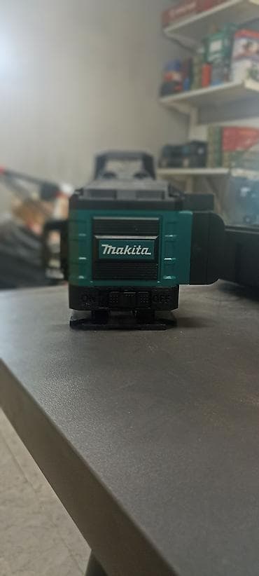 Лазерный нивелир Makita в комплекте с аксессуарами Описание: -