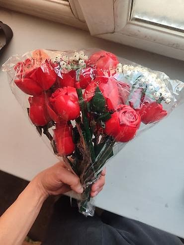 Букет из конструктора (LEGO-стиль) - Яркие красные «розы» и белые