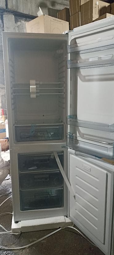 сушилка для вещи: Холодильник KEG с нижней морозильной камерой - Общий объем: 268 л (по — 2