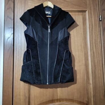 Женский комплект одежды (4 вещи) 1) Черная жилетка на молнии: -