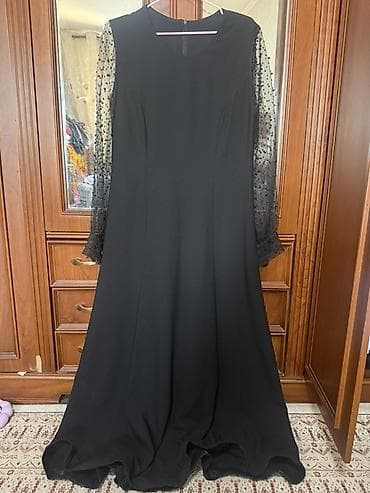 платья с накидкой: Элегантное длинное чёрное платье в пол. Особенности: - Прямой силуэт — 1