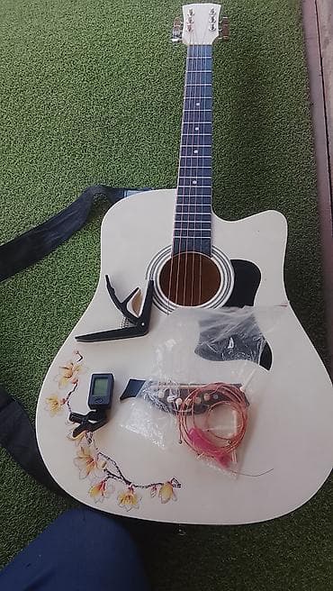 бутсы как у меси цвет зелёный: Акустическая гитара с вырезом (cutaway), цвет корпуса — белый с — 3