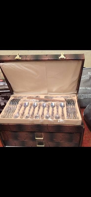 Кухонные принадлежности: Набор столовых приборов в подарочном чемодане. Состав: - ложки — 1