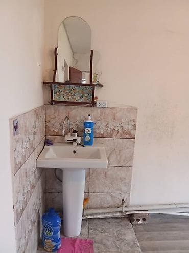 продать квартиру: Ак босогондон жер тамдан 2 болмолуу кв берилет. На долгий срок кирип — 1