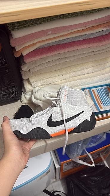 ноокен масы: Эркектердин кроссовкасы, 43, 44, Nike, Колдонулган, түсү - Ак, Акылуу жеткирүү — 1