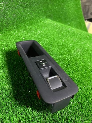 Кнопка стеклоподьемника перед. пассажирская сторона ( правый руль)