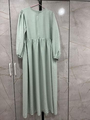 Платье миди свободного кроя в нежно‑мятном цвете. - Силуэт