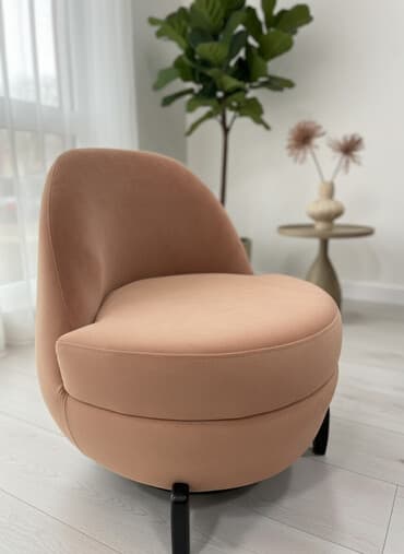 Кресло дизайнерское, мягкое, с округлой формой сиденья и спинки. -
